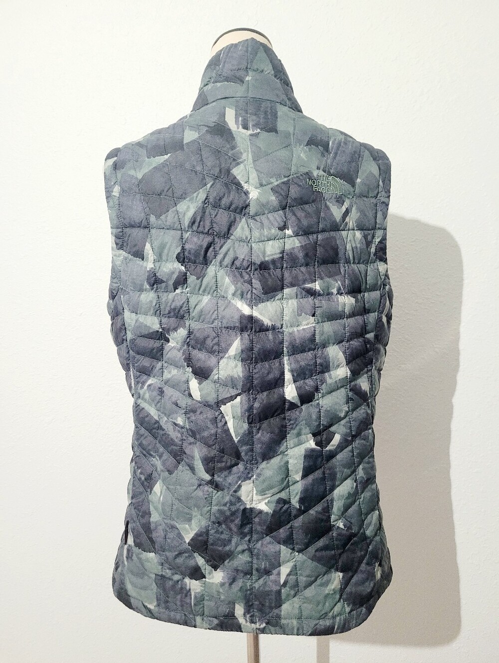 The North Face ThermoBall Quilted Puffer Vest Women's Large Gray Camo Full Zip - Picture 5 of 16